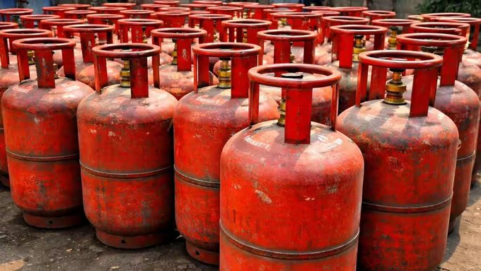 രാജ്യത്താകെ LPG കള്ളവിപണിക്കെതിരെ കർശന നടപടി; 1.28 ലക്ഷം റെയ്ഡുകൾ, 59,000-ത്തിലധികം സിലിണ്ടറുകൾ പിടിച്ചെടുത്തു hcygpppauaonjsd
