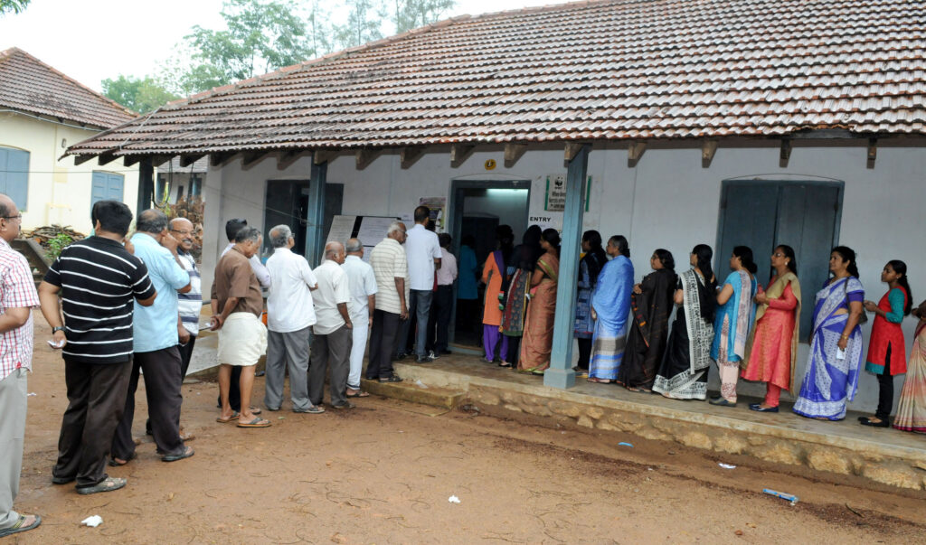 കേരളത്തിൽ ശക്തമായ വോട്ടെടുപ്പ്; 78 ശതമാനത്തിന് മുകളിൽ പങ്കാളിത്തം voters standing in queue to cast their votes at a polling booth, during the kerala assembly election, in trivandrum district, kerala on may 16, 2016