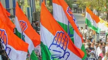 ആരംഭം മുതൽ ബിജെപിയുടെ ചരിത്ര സീറ്റ് ഖാഡിയ കോൺഗ്രസ് പിടിച്ചു: ഗുജറാത്തിൽ വലിയ രാഷ്ട്രീയ മാറ്റം congress flags pti 1740313217