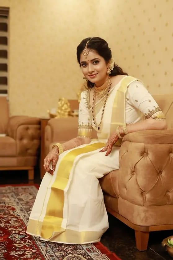 കുത്താമ്പുള്ളി പാരമ്പര്യവുമായി ഹരാധി; വധുക്കൾക്കായി പ്രീമിയം കൈത്തറി സെറ്റ് മുണ്ട് Kerala News Media Images