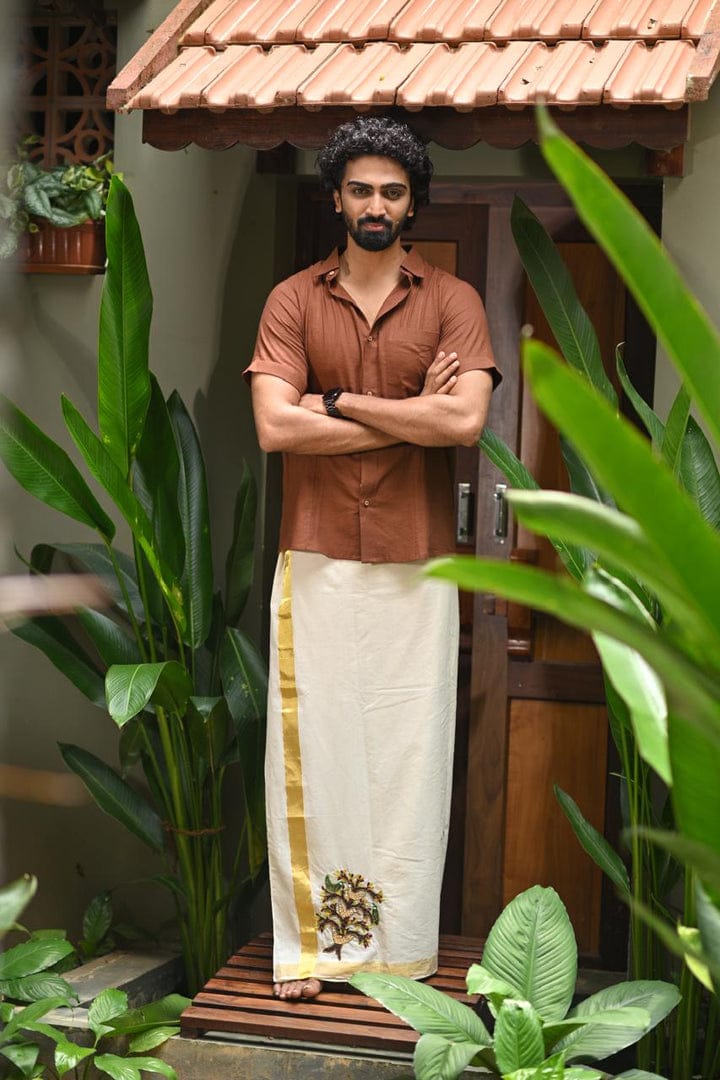 ഓണത്തിന് പാരമ്പര്യത്തിന്റെ പുതുമ; എർത്തി യാർൺസിന്റെ എംബ്രോയ്ഡറി മുണ്ട് ശ്രദ്ധ നേടുന്നു
