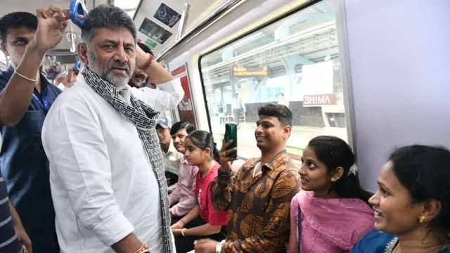 സീറോ ട്രാഫിക് ഒഴിവാക്കി മെട്രോയിൽ യാത്ര ചെയ്ത് മുഖ്യമന്ത്രി; ബെംഗളൂരുവിൽ ശ്രദ്ധ നേടി നടപടി Kerala news media image