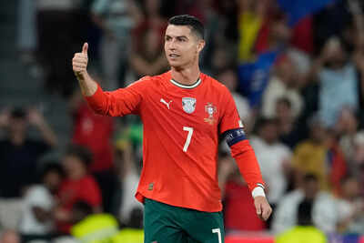 ronaldo wants to reach 1000 goals before ending his soccer career hes up to 956