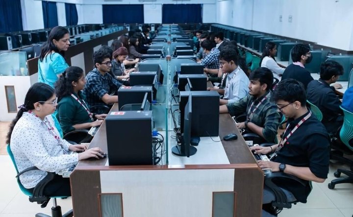 കൃത്രിമ ബുദ്ധിയുടെ കാലത്ത് പുതിയ ബിരുദങ്ങൾ: അടുത്ത തലമുറ പഠിക്കേണ്ടത് എന്ത്?